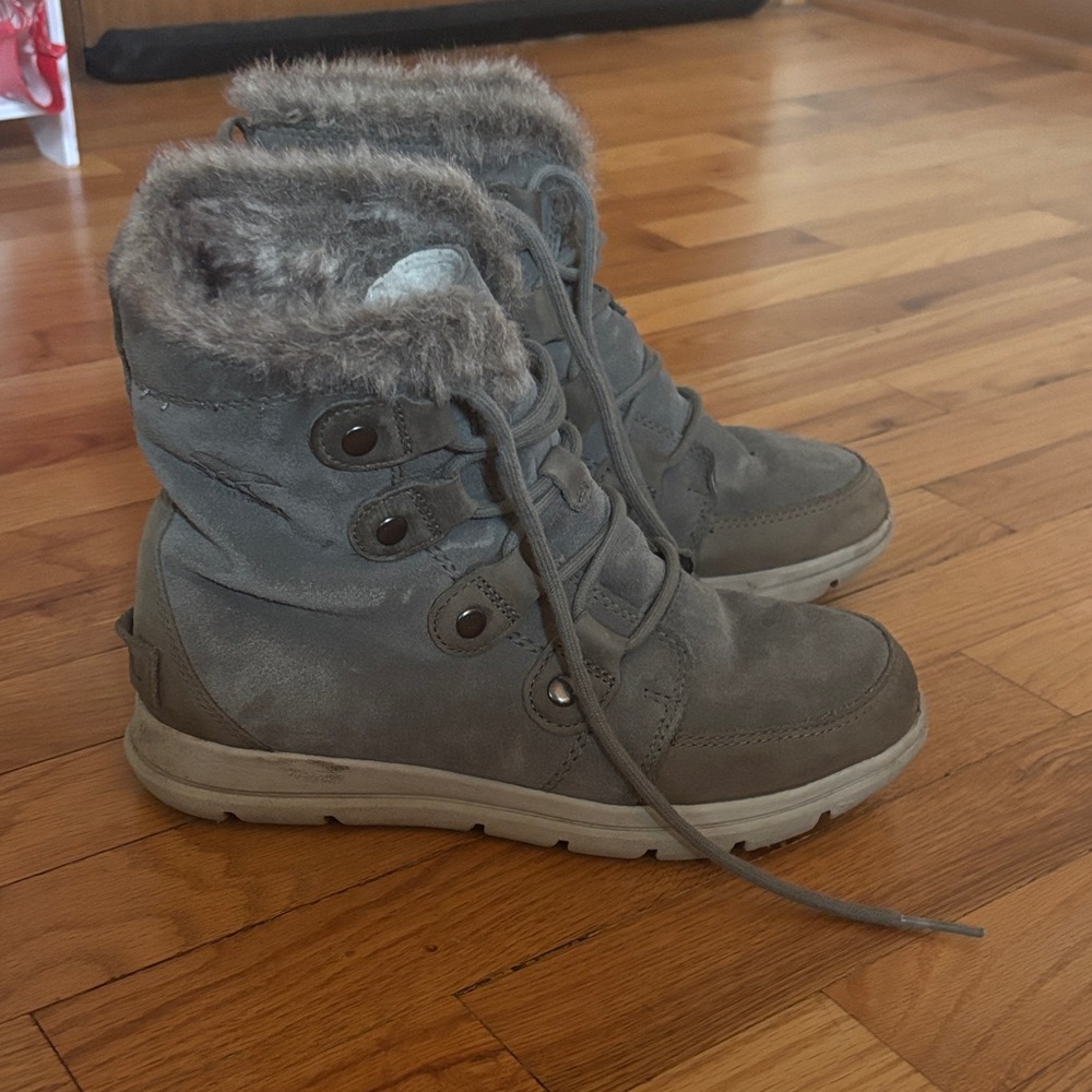 Sleek Gray Fur-Lined Lace-Up Boots